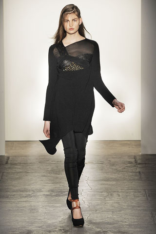 Vestido negro combinado asa bordado calzas negras Vanessa Bruno